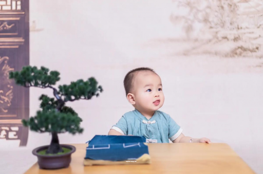 邳州宝宝眼睛突然肿了